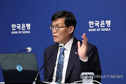 발언하는 이창용 한국은행 총재(서울=연합뉴스) 이창용 한국은행 총재가 17일 서울 중구 한국은행에서 열린 통화정책방향 기자간담회에서 발언하고 있다. 2025.4.17 [사진공동취재단] photo@yna.co.kr