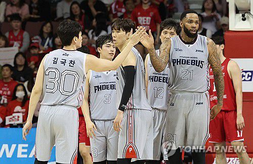 좋았어!(안양=연합뉴스) 서명곤 기자 = 17일 경기 안양정관장아레나에서 열린 2024-2025 KCC 프로농구 6강 PO 3차전안양 정관장과 울산 현대모비스의 경기. 현대모비스 선수들이 득점한 뒤 하이파이브를 하고 있다. 현대모비스 4강 PO 진출. 2025.4.17 seephoto@yna.co.kr