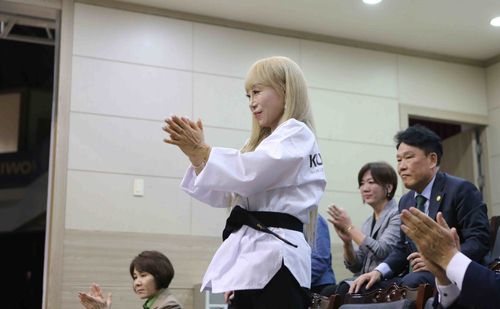 조수미가 국기원 태권도시범단의 시범공연에 기립박수를 보내고 있다. [국기원 제공. 재판매 및 DB 금지]