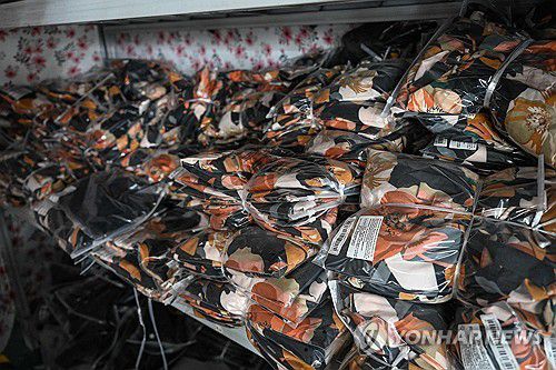 중국 광저우의 한 공장에 쌓여 있는 의류 제품들[AFP 연합뉴스 자료사진. 재판매 및 DB 금지]