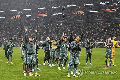 4강 진출 후 팬들에게 인사하는 토트넘 선수들.[AP=연합뉴스]