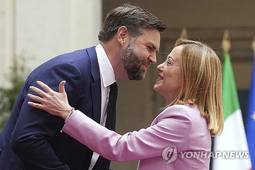 이탈리아 방문한 밴스(로마 AP=연합뉴스) 조르자 멜로니 이탈리아 총리가 18일(현지시간) 로마 키지궁에서 JD 밴스 미국 부통령을 환영하고 있다. 2025.04.18 photo@yna.co.kr