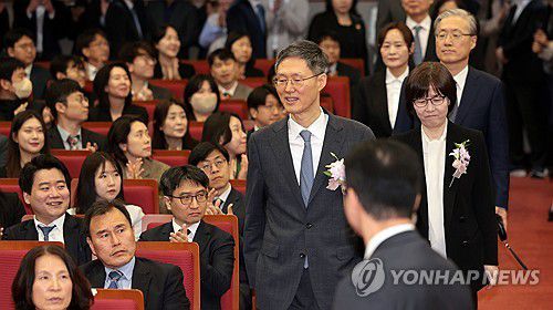 퇴임식 입장하는 문형배-이미선 헌법재판관(서울=연합뉴스) 김인철 기자 = 문형배 헌법재판소장 권한대행과 이미선 재판관이 18일 서울 종로구 헌법재판소에서 열린 퇴임식에 참석하기 위해 입장하고 있다. 2025.4.18 yatoya@yna.co.kr