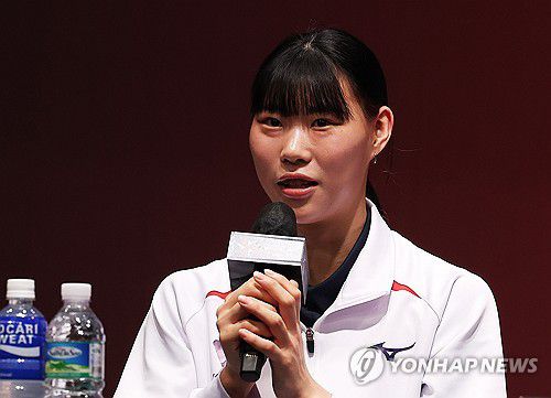 질문에 답하는 정윤주(화성=연합뉴스) 홍기원 기자 = 18일 경기도 화성시 롤링힐스 호텔에서 열린 '2025 한국ㆍ태국 여자배구 올스타 슈퍼매치' 미디어데이에서 한국 정윤주 선수가 질문에 답하고 있다. 2025.4.18 xanadu@yna.co.kr