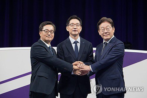 민주당 대선 경선 후보 첫 TV 토론회(서울=연합뉴스) 더불어민주당 대선 경선 주자인 이재명(오른쪽부터)·김경수·김동연 후보가 18일 서울 마포구 상암동 MBC에서 첫 TV토론회를 시작하기에 앞서 기념촬영 하고 있다. 2025.4.18 [국회사진기자단] utzza@yna.co.kr