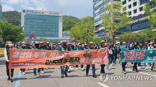 "장시간 노동 과로사 조장" 거리 행진하는 노동자(원주=연합뉴스) 이재현 기자 = 제133주년 세계노동절인 1일 강원 원주시 시청 앞 광장에서 열린 강원지역대회에 참가한 민주노총 산하 단체 노동자들이 거리 행진을 하고 있다. 2023.5.1
