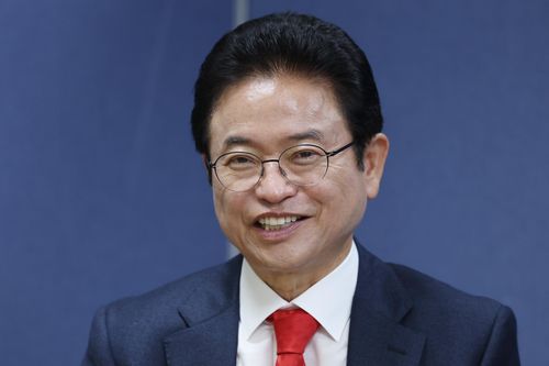 인터뷰하는 이철우 경북지사(서울=연합뉴스) 김주성 기자 = 국민의힘 대선 경선에 출마한 이철우 경북지사가 서울 여의도 캠프 사무실에서 연합뉴스와 인터뷰하고 있다. 2025.4.19     utzza@yna.co.kr (끝)