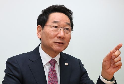 인터뷰하는 유정복 인천시장    (서울=연합뉴스) 이정훈 기자 = 국민의힘 대선 경선에 출마한 유정복 인천시장이 서울 여의도 캠프 사무실에서 연합뉴스와 인터뷰하고 있다. 2025.4.19     uwg806@yna.co.kr