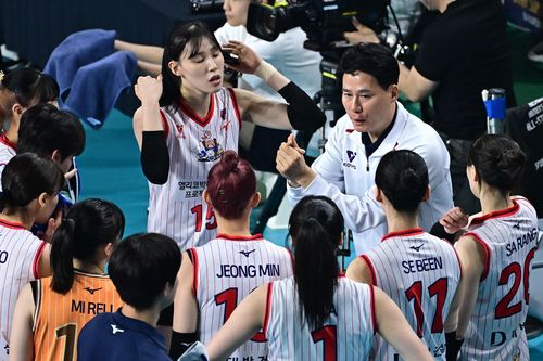 작전 지시하는 한국 올스타팀의 강성형 감독(중앙)[한국배구연맹 제공. 재판매 및 DB 금지]