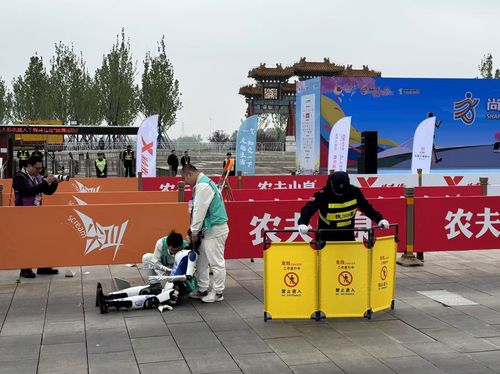 19일 중국 베이징에서 열린 세계 첫 휴머노이드 마라톤 대회서 부서진 로봇[촬영 정성조]