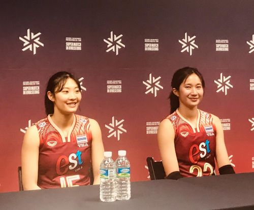 인터뷰하는 태국 여자배구 올스타팀의 나티마(오른쪽)와 나타니차[촬영 이동칠]