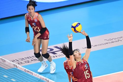 토스하는 태국 여자배구 올스타팀의 나타니차(오른쪽)[한국배구연맹 제공. 재판매 및 DB 금지]