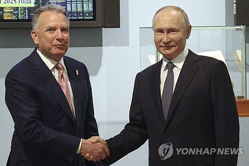 지난 4월 러시아에서 푸틴 대통령을 만난 위트코프 특사 [크렘린 제공/AP=연합뉴스 자료사진]