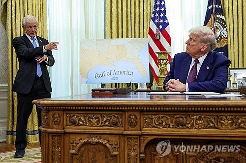 도널드 트럼프 대통령과 대화하는 피터 나바로 백악관 무역·제조업 담당 고문[로이터 연합뉴스 자료사진]