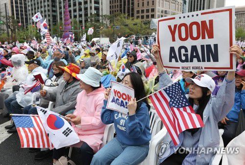 구호 외치는 윤 전 대통령 지지자들(서울=연합뉴스) 김성민 기자 = 자유통일당이 19일 서울 종로구 동화면세점 인근에서 연 '국민저항권 광화문국민대회'에서 참가자들이 손팻말을 들고 구호를 외치고 있다. 2025.4.19 ksm7976@yna.co.kr