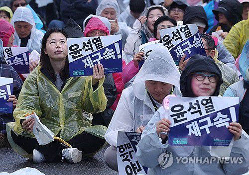 광화문 인근에서 열린 내란종식·사회대개혁 비상행동 시민행진(서울=연합뉴스) 김성민 기자 = 내란종식·사회대개혁 비상행동이 19일 서울 종로구 광화문광장 인근에서 연 시민행진에서 참가자들이 손팻말을 들고 있다. 2025.4.19 ksm7976@yna.co.kr