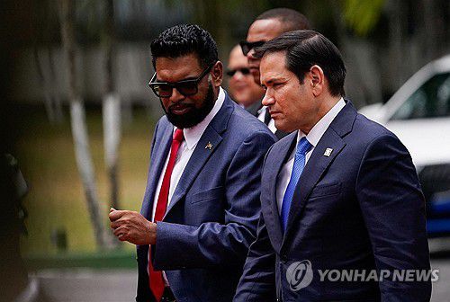 지난 달 공항에서 미 국무장관(오른쪽)과 대화하는 가이아나 대통령 [AFP 연합뉴스 자료사진. 재판매 및 DB 금지]