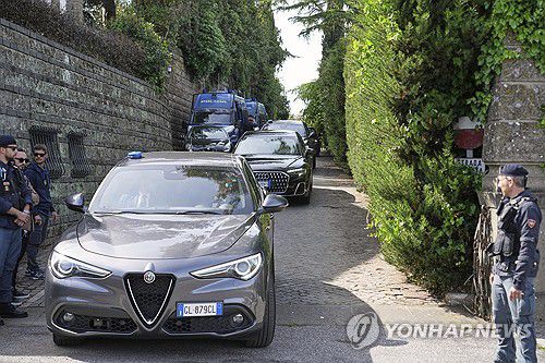 로마 협상장 떠나는 이란 대표단(로마 AP=연합뉴스) 이란 대표단이 19일(현지시간) 미국과 2차 핵 협상이 열린 이탈리아 로마 주재 오만 대사관에서 떠나고 있다. 2025.04.19 photo@yna.co.kr