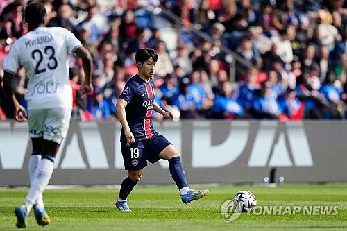 볼을 패스하는 이강인[AP=연합뉴스]