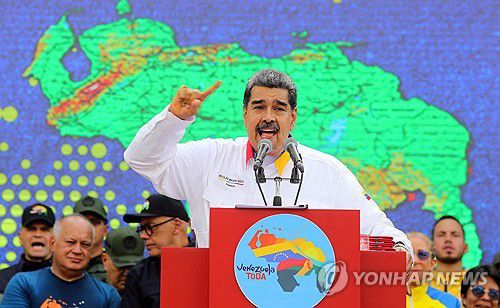 가이아나 땅까지 자국 영토로 표시해 놓은 지도 이미지 앞에서 연설하는 베네수엘라 대통령[베네수엘라 대통령실 제공. EPA 연합뉴스 자료사진. 재판매 및 DB 금지]