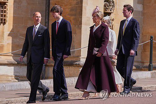 영국 왕실 가족들(윈저 로이터=연합뉴스) 찰스 3세 영국 국왕의 동생인 에드워드 왕자(왼쪽부터)와 아들 제임스 웨식스 백작, 부인 소피 에든버러 공작부인 등 왕실 가족들이 20일(현지시간) 부활절 예배가 열리는 윈저성 성조지 예배당으로 들어서고 있다.