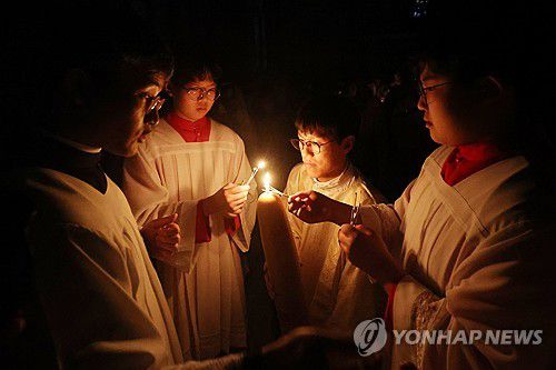 파스카 성야 미사 '빛의 예식'(서울=연합뉴스) 김주성 기자 = 부활절을 하루 앞둔 2024년 3월 30일 밤 서울 중구 명동대성당에서 정순택 대주교 집전으로 열린 '파스카 성야 미사'에서 '빛의 예식'이 거행되고 있다. [연합뉴스 자료사진]