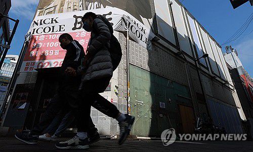 한국 경제 첫 '네 분기 연속 0.1% 이하 성장' 가능성(서울=연합뉴스) 신현우 기자 = 한국 경제 성장률이 역대 처음으로 4분기에 걸쳐 0.1% 이하에 그칠 것으로 전망된다. 사진은 이날 서울 명동거리 한 건물에 임대 문의 현수막이 게시된 모습. 2025.4.20 nowwego@yna.co.kr