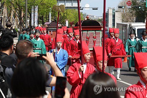 조선 왕실 신주, 다시 종묘 정전으로(서울=연합뉴스) 임화영 기자 = 20일 서울 종로구 창덕궁에서 종묘 정전까지 조선 왕과 왕비, 대한제국 황제와 황후의 신주 환안 행렬이 이동하고 있다. 2025.4.20 hwayoung7@yna.co.kr
