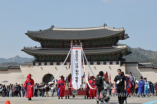 도심에서 펼쳐진 종묘 정전 신주 환안 행렬(서울=연합뉴스) 임화영 기자 = 20일 서울 종로구 창덕궁에서 종묘 정전까지 조선 왕과 왕비, 대한제국 황제와 황후의 신주 환안 행렬이 이동하고 있다. 2025.4.20 hwayoung7@yna.co.kr