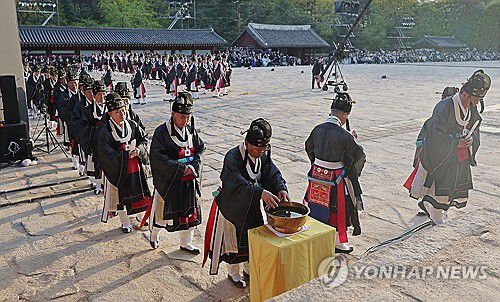 5년 만에 수리 마친 종묘 정전 고유제(서울=연합뉴스) 류영석 기자 = 20일 대규모 수리를 마친 뒤 5년 만에 공개된 서울 종묘 정전에서 고유제가 열리고 있다. 2025.4.20 ondol@yna.co.kr