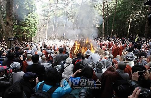 법정 스님 다비식[연합뉴스 자료사진]