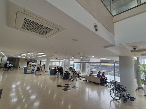 산불 이재민들의 사랑방 (안동=연합뉴스) 박세진 기자 = 지난 18일 경북산불 이재민 임시주거시설인 안동시 한국국학진흥원 인문정신연수원 1층에서 이재민들이 이야기를 나누고 있다. 2025.4.18 psjpsj@yna.co.kr