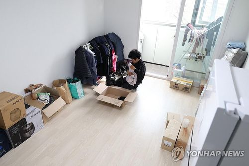 임시주택에 처음 입주한 경북산불 이재민 (안동=연합뉴스) 박세진 기자 = 지난 18일 경북 안동시 권정생 어린이문학관 터에 설치된 안동시 1호 임시주택(모듈러주택)의 입주가 시작된 가운데 한 이재민이 짐을 정리하고 있다. 2025.4.18 psjpsj@yna.co.kr