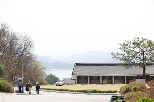 이재민 임시주거시설에 찾아온 봄 (안동=연합뉴스) 박세진 기자 = 지난 18일 경북산불 이재민 임시주거시설인 안동시 한국국학진흥원 인문정신연수원 앞이 봄기운으로 가득 차 있다. 2025.4.18 psjpsj@yna.co.kr