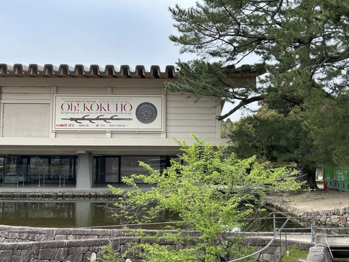 '초(超) 국보 - 영원의 아름다움' 특별전 안내     (나라=연합뉴스) 김예나 기자 = 지난 18일 일본 나라(奈良)현 나라국립박물관 서신관 모습. 6월 15일까지 동·서신관에서 열리는 개관 130주년 기념 특별전 '초(超) 국보 - 영원의 아름다움' 안내에서 칠지도 모습이 보인다. 2025.4.21     yes@yna.co.kr