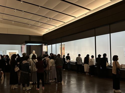 '초(超) 국보 - 영원의 아름다움' 특별전     (나라=연합뉴스) 김예나 기자 = 지난 18일 일본 나라(奈良)현 나라국립박물관에서 열린 개관 130주년 기념 특별전 '초(超) 국보 - 영원의 아름다움' 언론 공개회 모습. 6월 15일까지 동·서신관에서 열리는 전시에는 국보 112건, 중요문화재 16건 등 총 143건이 출품됐다. 2025.4.21     yes@yna.co.kr