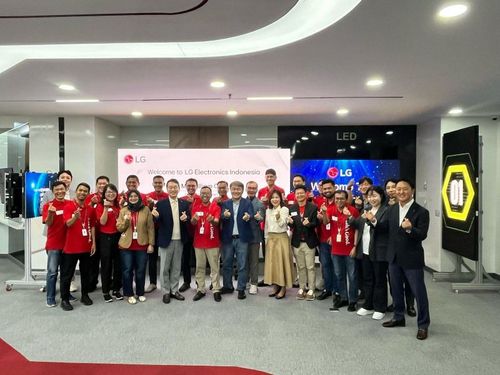 LG전자 인도네시아 법인을 찾은 조주완 LG전자 CEO(서울=연합뉴스) 조주완 LG전자 CEO(오른쪽 다섯번째)가 지난주 인도네시아 법인을 찾아 직원들과 함께 기념사진을 촬영하고 있다. 2025.4.21 [링크드인 캡처. 재판매 및 DB 금지]