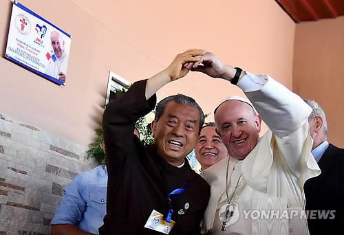 파나마에서 상봉한 오웅진 신부와 프란치스코 교황[연합뉴스 자료사진]