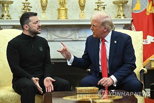 백악관에서 정상회담 중인 도널드 트럼프 미국 대통령(오른쪽)과 볼로디미르 젤렌스키 우크라이나 대통령(왼쪽)[AFP 연합뉴스 자료사진. 재판매 및 DB 금지]