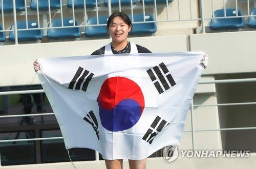 김태희(2024.6.14)(서울=연합뉴스) 김태희가 14일 목포종합운동장에서 열린 2024 아시아투척선수권 여자 해머던지기 결선에서 3위에 오른 뒤, 기념 촬영을 하고 있다. [대한육상연맹 제공. 재판매 및 DB금지]