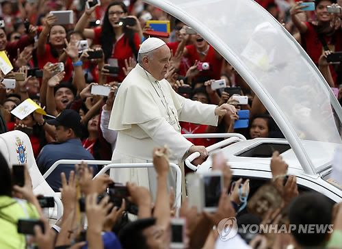 필리핀을 방문한 프란치스코 교황2015년 1월 18일(현지시간) 필리핀 마닐라를 방문한 프란치스코 교황의 모습. 2025.04.21 [EPA 연합뉴스 자료사진. 재판매 및 DB 금지]