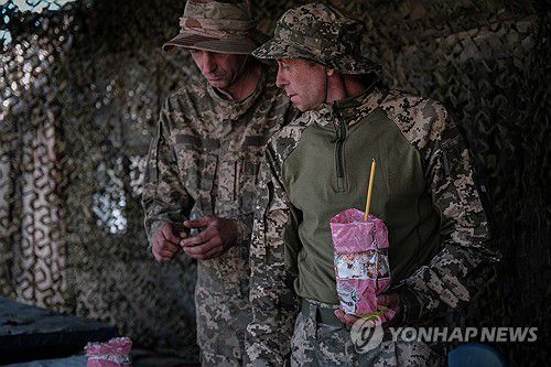 부활절 음료를 든 우크라이나 군인들[EPA=연합뉴스]