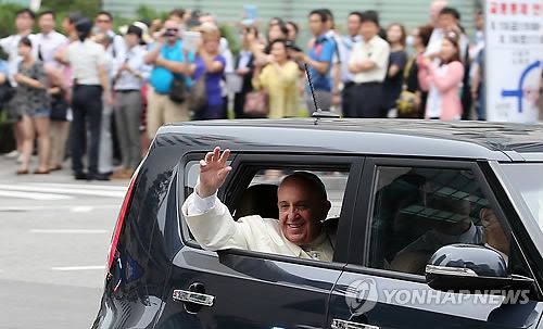 손 흔드는 프란치스코 교황(서울=연합뉴스) 임헌정 기자 = 프란치스코 교황이 2014년 8월 14일 오전 서울공항을 통해 입국해 궁정동 교황청대사관으로 향하며 을지로입구역 부근의 시민들에게 손을 들어 인사하고 있다. [자료사진]