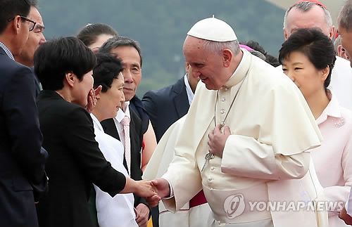 <교황방한> 세월호 유가족 위로하는 교황(성남=연합뉴스) 도광환 기자 = 2014년 8월 14일 오전 서울공항에 도착한 프란치스코 교황이 환영나온 인사 중 세월호 유가족 대표들과 인사하며 위로의 말을 전하고 있다. 2014.8.14 dohh@yna.co.kr