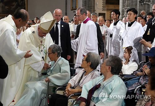 위안부 할머니 위로하는 교황(서울=연합뉴스) 도광환 기자 = 프란치스코 교황이 2014년 8월 18일 오전 서울 명동성당에서 열린 '평화와 화해를 위한 미사'에 참석, 위안부 피해자 할머니들을 위로하고 있다. 2014.8.18 dohh@yna.co.kr