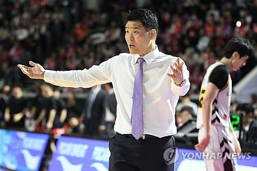 작전 지시하는 조상현 감독(서울=연합뉴스) 3일 서울 송파구 잠실학생체육관에서 열린 2024-2025 KBL 프로농구 서울 SK 나이츠와 창원 LG 세이커스의 경기. 조상현 LG 감독이 작전을 지시하고 있다. 2025.2.3 [KBL 제공. 재판매 및 DB 금지] photo@yna.co.kr