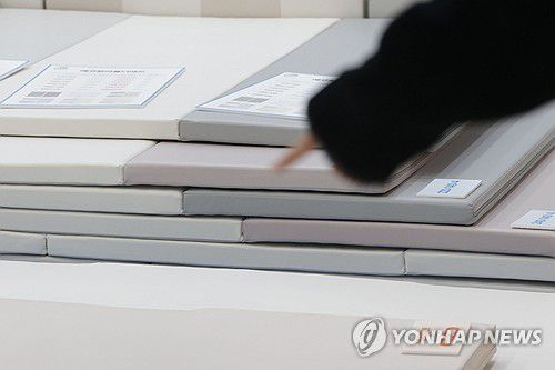 층간소음 방지 매트(서울=연합뉴스) 강민지 기자 = 6일 서울 강남구 코엑스에서 열린 '제47회 베페 베이비페어'에서 참관객들이 매트 부스를 둘러보고 있다. 2025.2.6 mjkang@yna.co.kr