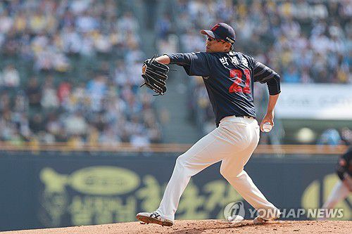 롯데 선발 투수 박세웅(서울=연합뉴스) 신현우 기자 = 23일 서울 잠실야구장에서 열린 프로야구 2025 신한 SOL 뱅크 KBO리그 롯데 자이언츠와 LG 트윈스의 경기.     1회말 롯데 선발 투수 박세웅이 역투하고 있다. 2025.3.23 nowwego@yna.co.kr