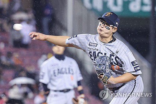 역투하는 김서현(서울=연합뉴스) 서대연 기자 = 27일 서울 잠실야구장에서 열린 프로야구 2025 신한 SOL 뱅크 KBO리그 한화 이글스와 LG 트윈스의 경기.     8회말 한화 김서현이 역투하고 있다. 2025.3.27 dwise@yna.co.kr