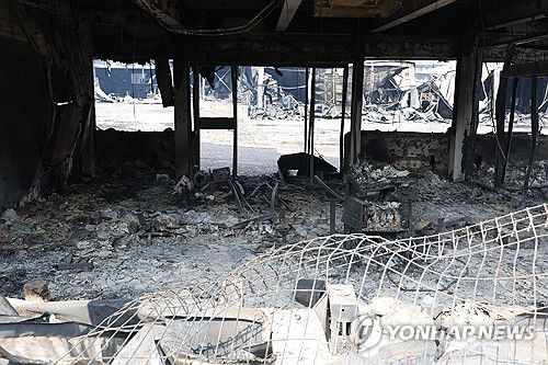 '폐허로 변한 안동 남후농공단지 공장'(안동=연합뉴스) 박세진 기자 = 31일 경북 안동시 남후농공단지 한 공장 건물이 산불에 타 형체를 알아볼 수 없는 상태로 남겨져있다. 안동시는 이날 남후농공단지 산불 피해 대책위원회 임시사무실에서 1차 '산불 피해기업 원스톱 지원센터'를 운영한다. 2025.3.31 psjpsj@yna.co.kr